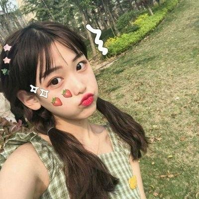 穿一只红鞋的男人